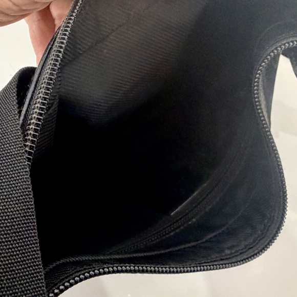 Authentic Gucci GG Black Canvas Messenger Crossbody Bag with Gold Hardware - Picture 8 of 11